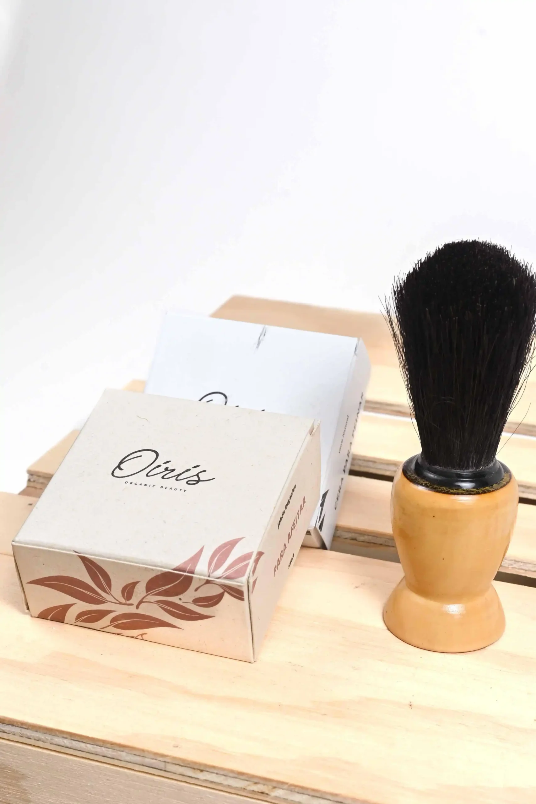 kit de cera para afeitar, una brocha para afeitar y un jabón orgánico para afeitar