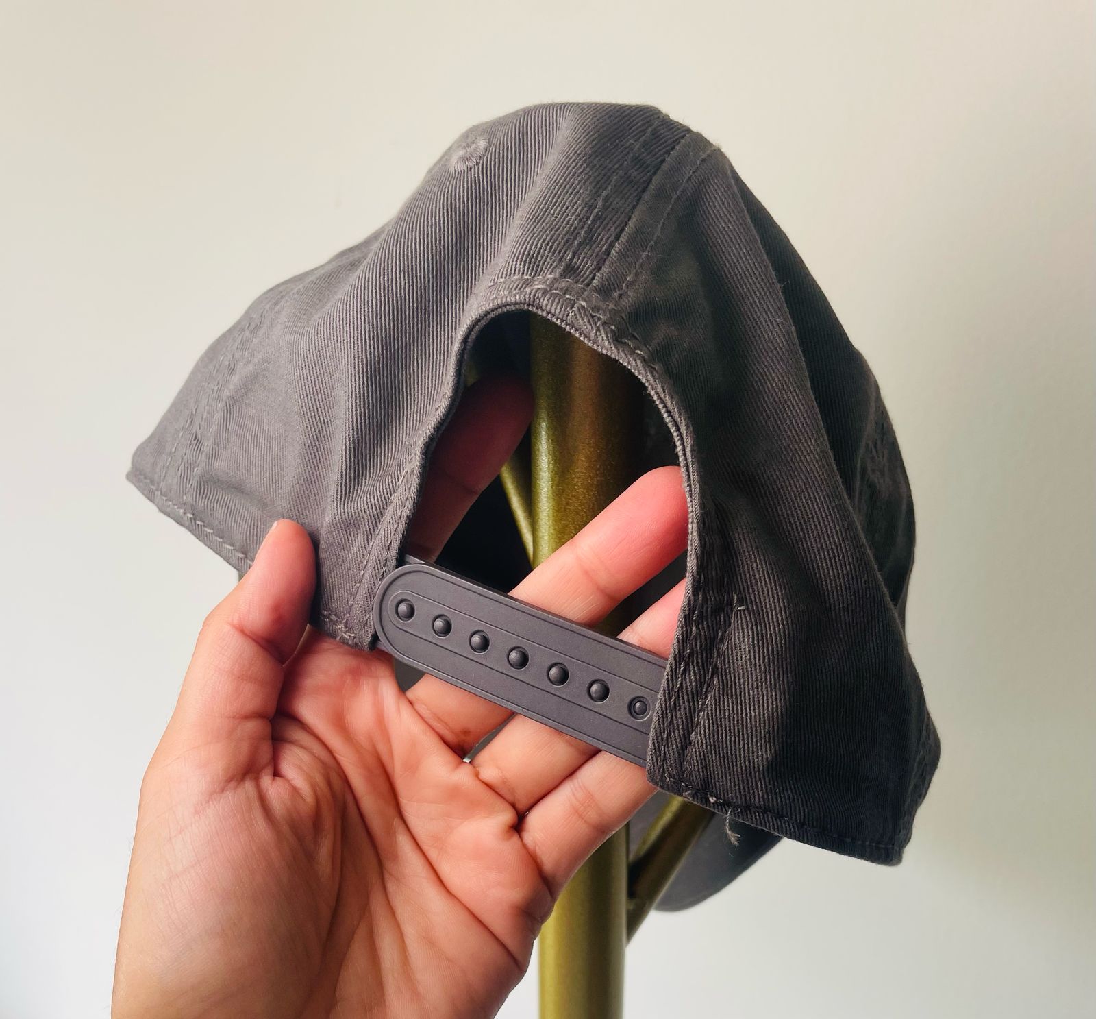Parte posterior gorra orgánica gris con broche ajustable